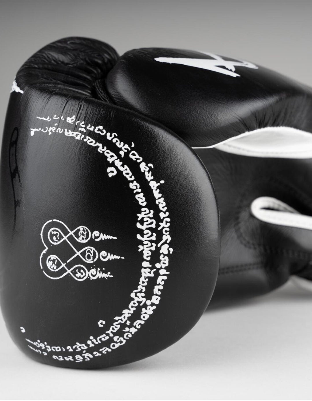Gants de boxe 8 Weapons "Sak Yant Big Tiger"