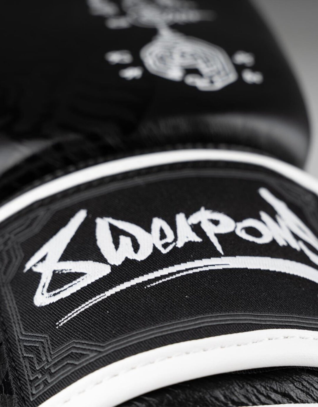 Gants de boxe 8 Weapons "Sak Yant Big Tiger"