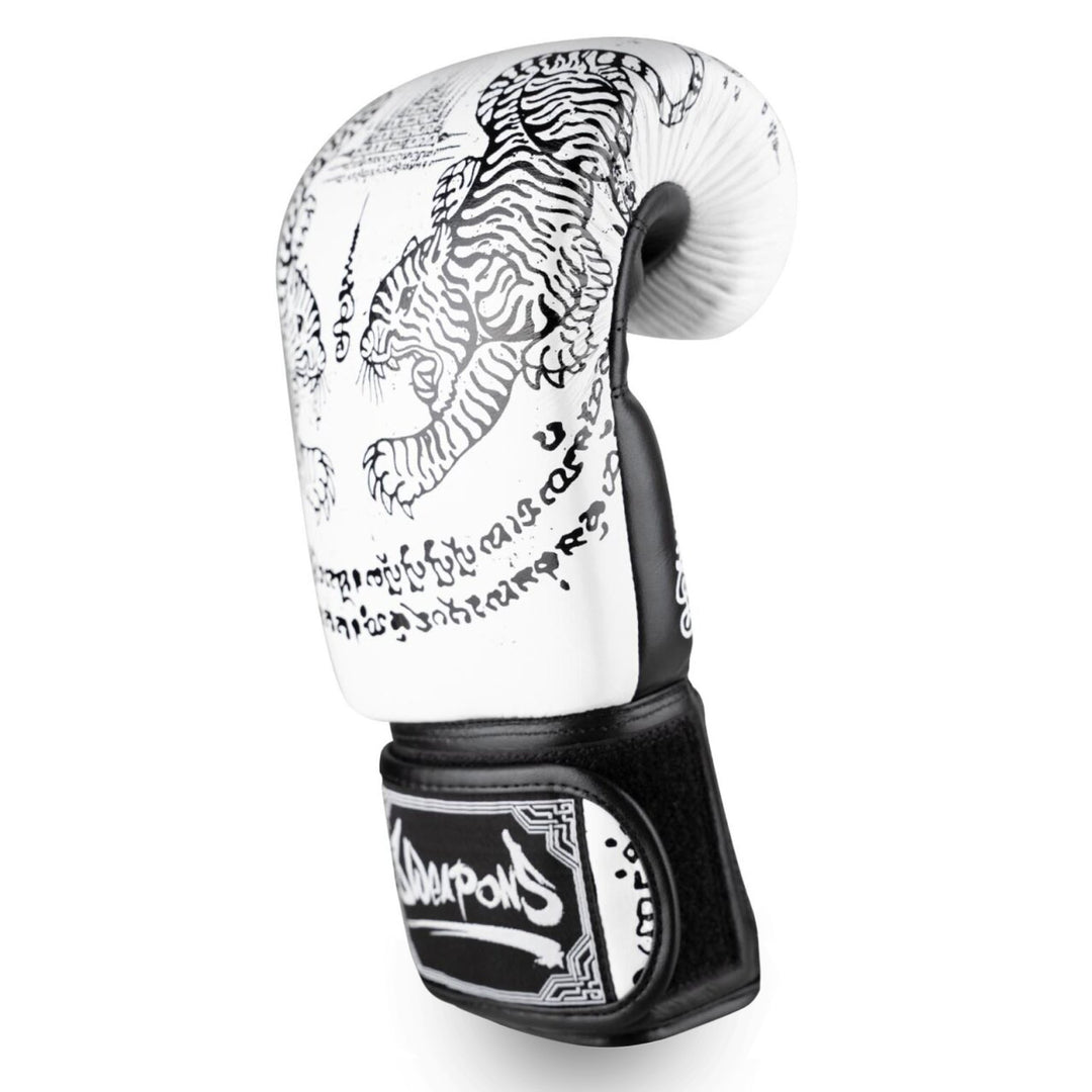 Gants de boxe 8 Weapons "Sak Yant Tigers"
